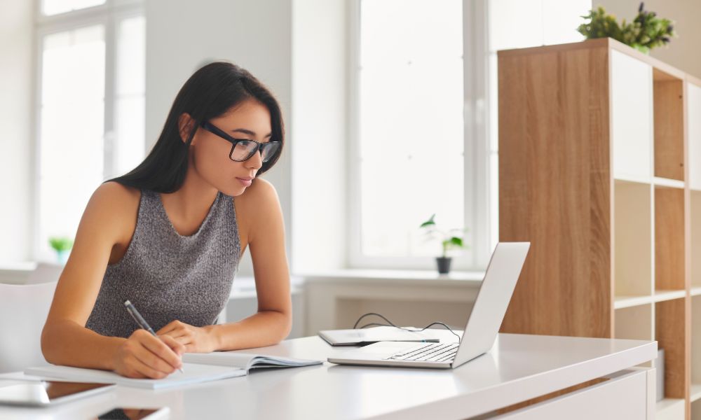 Online vs In-Person Cosmetic Tattoo Training: Which Is Better?